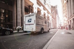 furgone delle consegna su una strada di new york