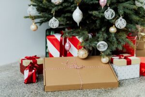 pacchetti natalizi sotto l'albero di natale